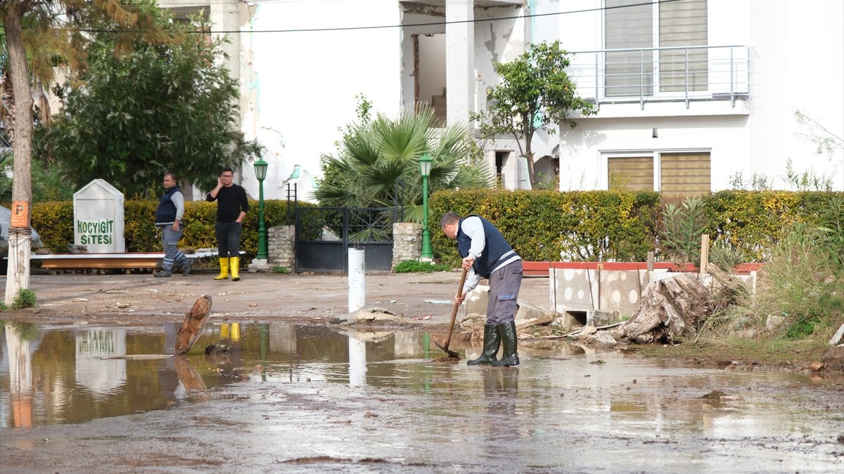 Bodrum’da sağanak: Evleri su bastı