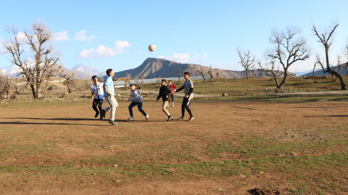 Hakkari’nin bir ilçesinde kış diğerinde bahar havası