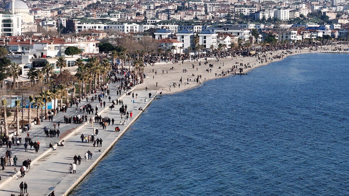 İstanbullular yılın ilk günü Büyükçekmece sahillerine akın etti